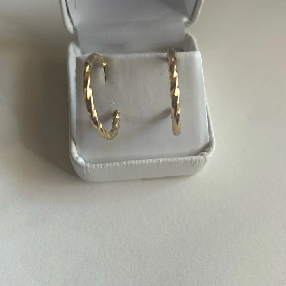 3/$20 Gold Tone Thin Circular Twisted Hoop Stud Earrings 1.5” Pierced
